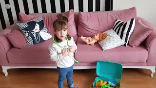 Doktor Ecre Sare Bebeğini Iyileştiriyor - Ecre Sare