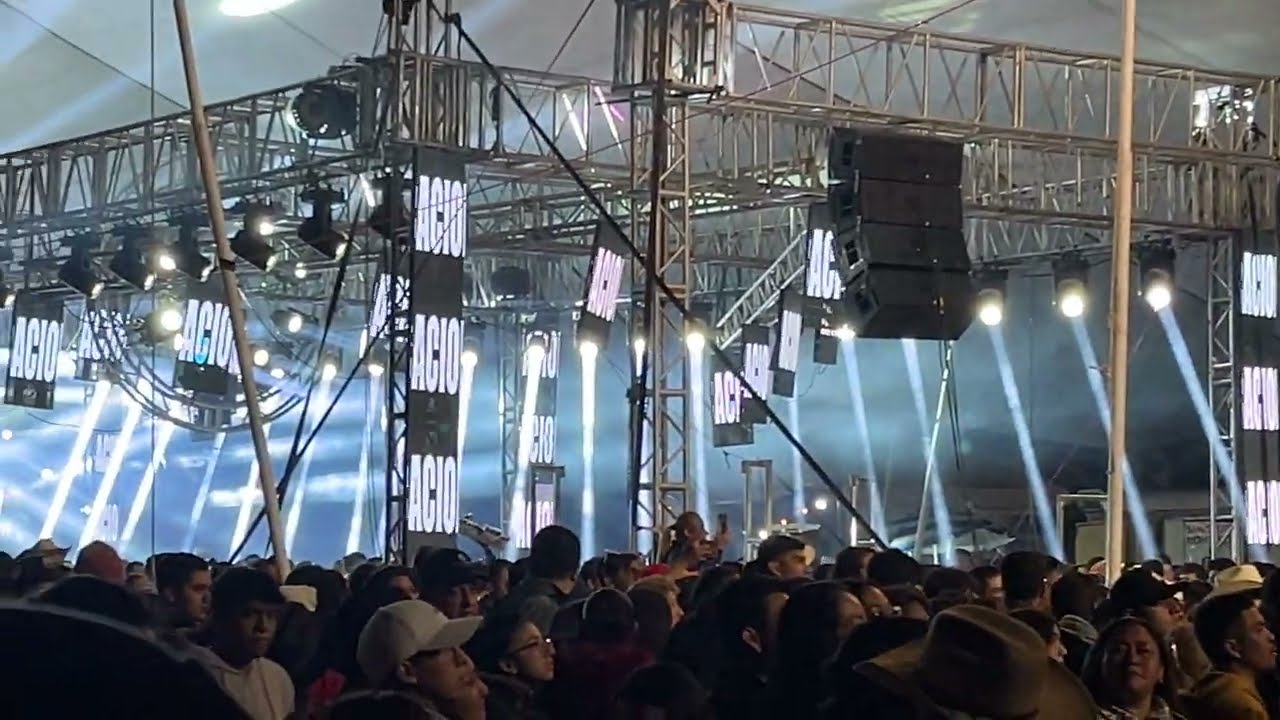 Sonidero de Tlaxcala baja del escenario a la Banda Tierra Sagrada