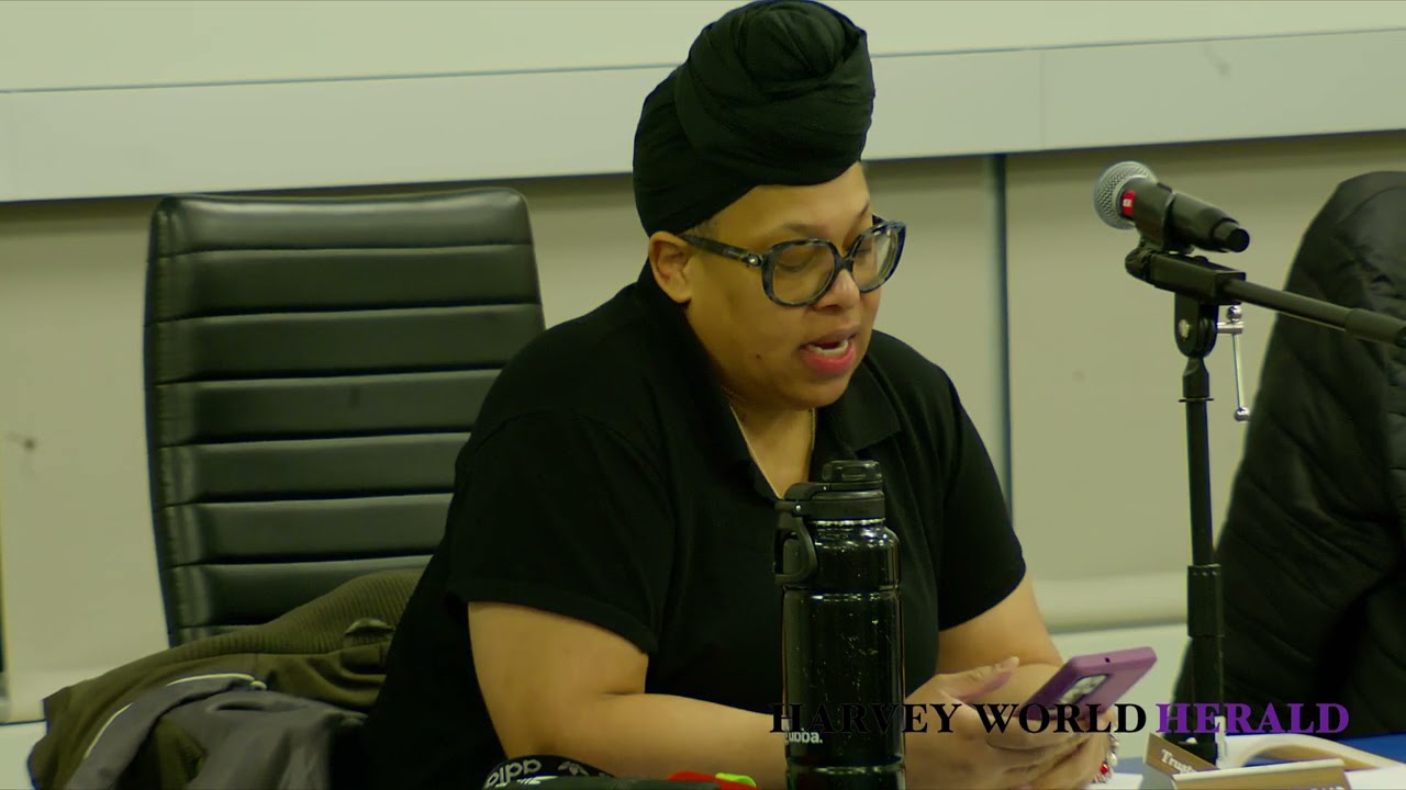 Президент библиотеки Харви Энтони Маккаскилл угрожает вызвать полицию на Тамику Прайс.