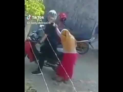 Jilbab main di atas motor sama cowo nya tik tok  Indonesia