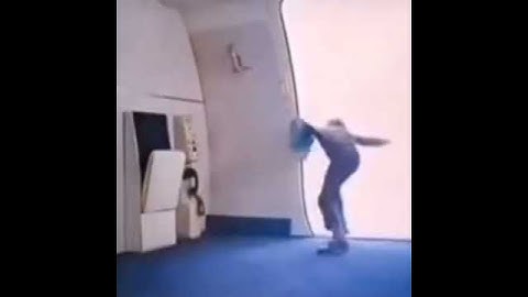 Stan Twitter - Someone opens airplane door while CupcakKe remix plays