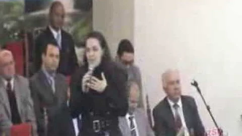 Cantora Jessica Malinowski Questiona ou Adora