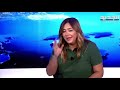 صار ما صار الرجل المسن وتعقيم يديه حقيقة 