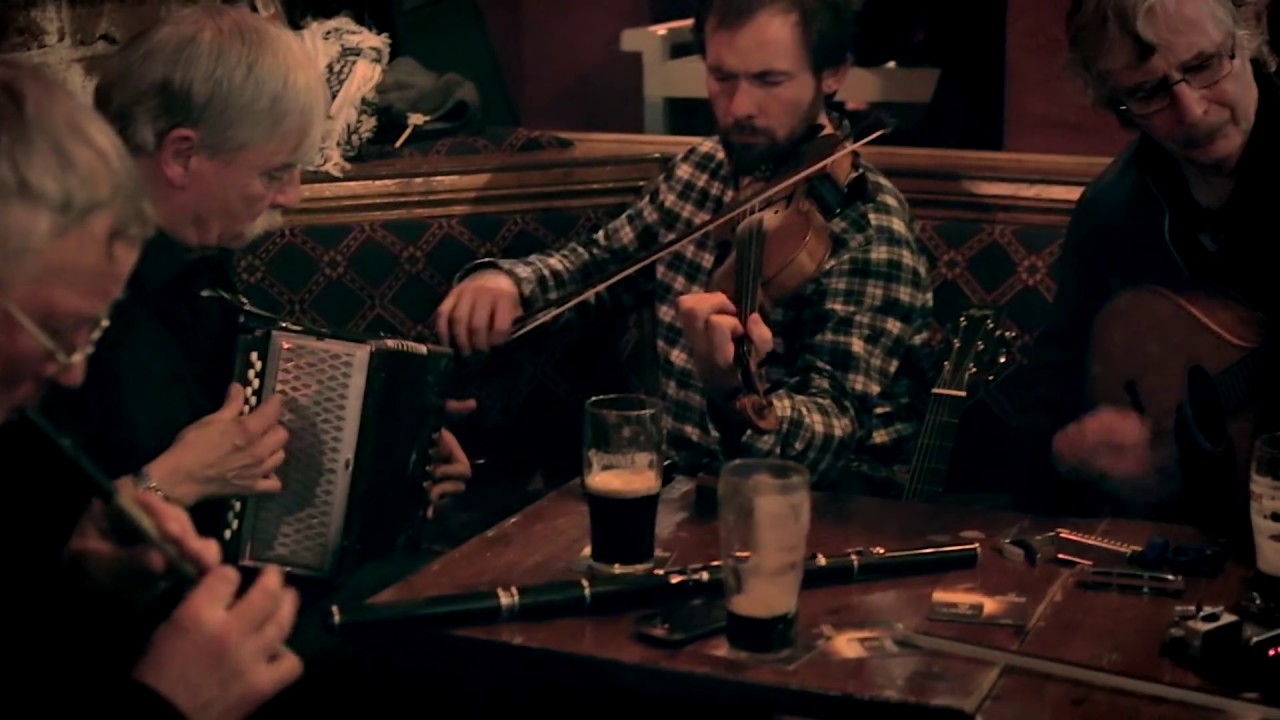 Pub Choir in England: 1200 strangers singing Torn (Natalie Imbruglia)