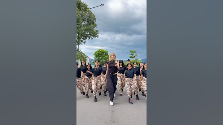 Guess who recorded this👀 Wrong answers only!!😂🇮🇩 @azizahmrds #dancing #indonesia #trend