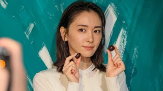 新垣結衣、普段とはちょっと違う”クールで大人”な表情　「チョコレート効果」新グラフィック広告 メイキング＆インタビュー