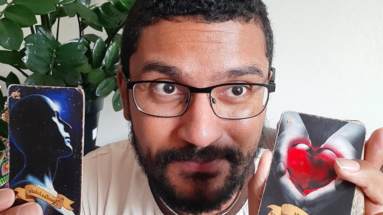 UM HOMEM MUITO BONITO DE OLHOS CASTANHOS E CABELO PRETO PELE BRANCA