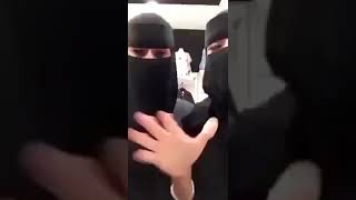 فتاة سعودية تتعرى امام الكميرا