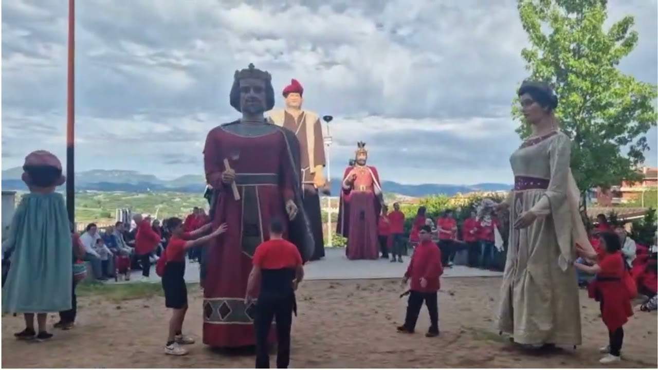La colla gegantera i grallera de Manlleu a Sant Hipòlit de Voltregà a l’exposició de gegants de goma
