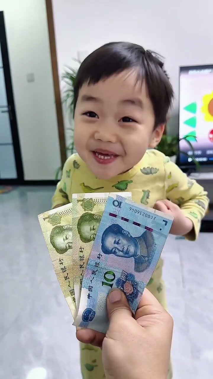 测试儿子认不认识钱，熊孩子：到底是多少钱呢！#Cute baby#Cute#呆萌小米宝#聪明宝宝#萌娃