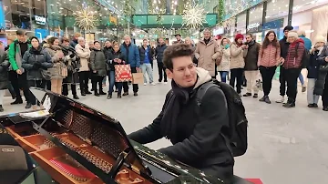 Are these the biggest Hits of 2023? Crazy piano medley in Munich shopping mall – Thomas Krüger