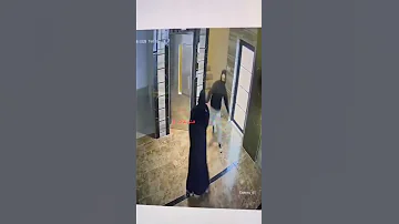 السعودية كاميرا مراقبة ترصد ما فعله رجل بامرأة منتقبة داخل المصعد 