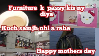 furniture k passy  kis ny diya kuch samjh nhi a raha happy mother's day