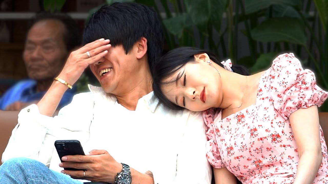 Что, если красивая женщина засыпает, прислонившись к плечу?