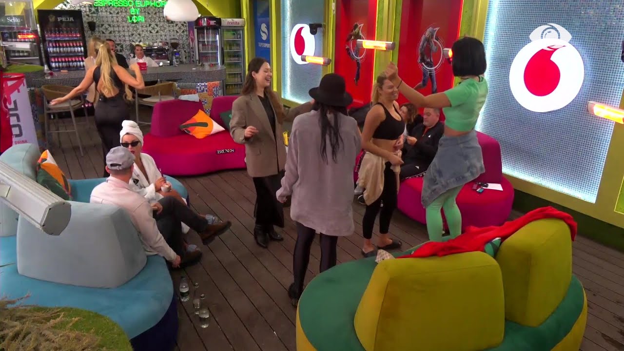 Atmosferë festive/ Banorët këndojnë e kërcejnë së bashku në oborr - Big Brother Albania VIP 3