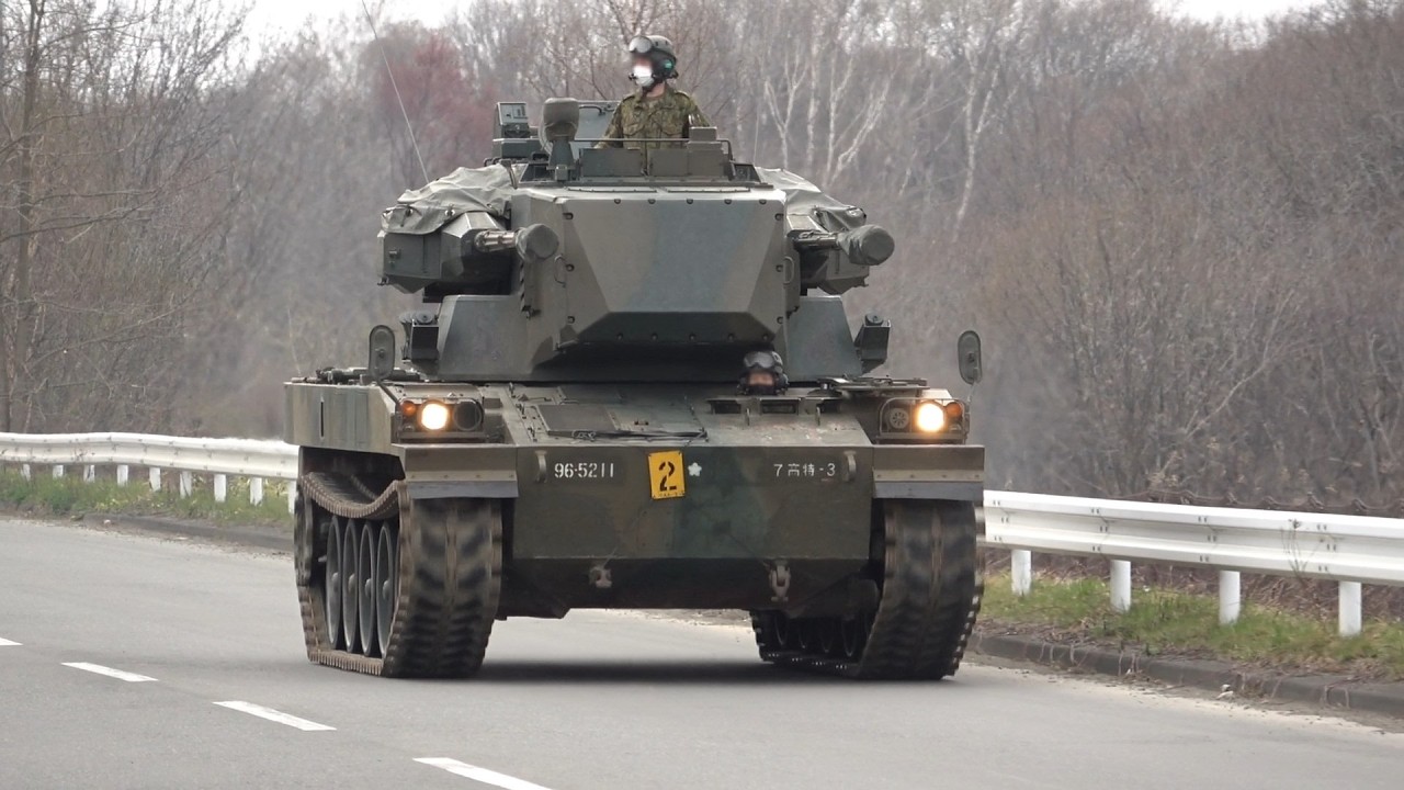 公道を走行する87式自走高射機関砲と73式装甲車（千歳市・C経路 2022年4月26日） JGSDF Type 87 SPAAG And Type 73 APC Public Road Driving