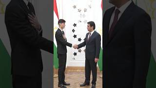Рустами Эмомали вручил  Фарруху Хасанову ключи от трехкомнатной квартиры #tajikistan #dushanbe