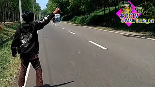 Truk debora muatan gayor oleng parah sampai ngangkat!!!😱di CCTV CIPEUNDEUY