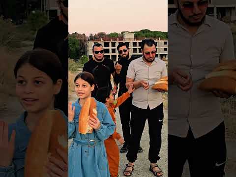 حزين شاب يجبر بخاطر هولاء الصغار