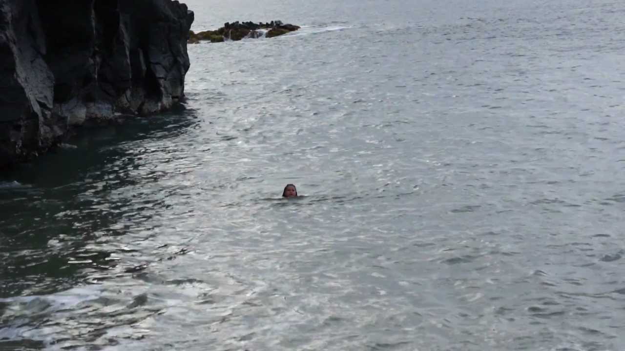 Waimea Bay, The famous "Jump Rock"