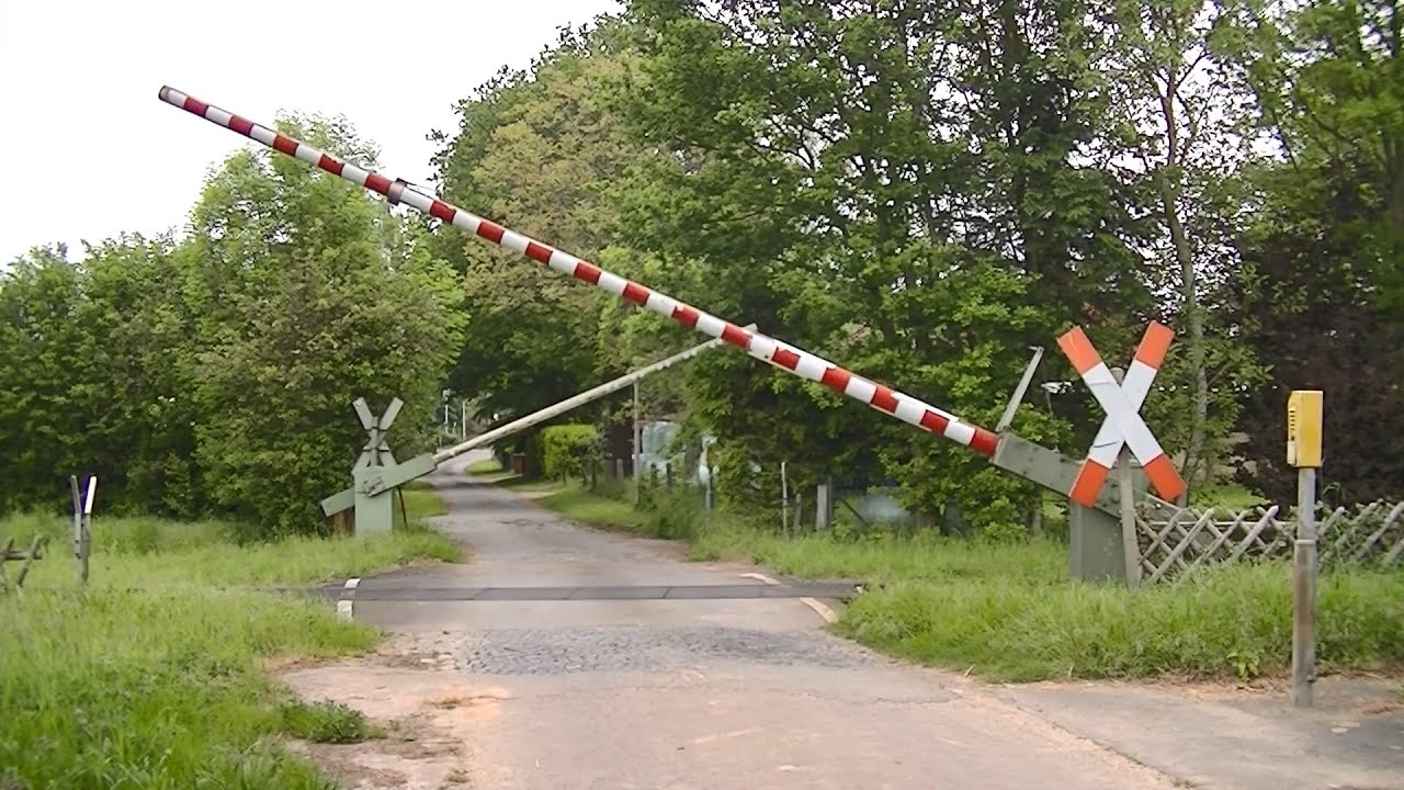 Spoorwegovergang Eisbergen (D) // Railroad crossing // Bahnübergang