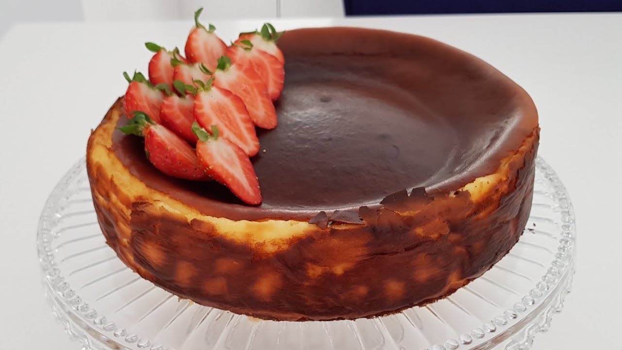 Keksa ayolning semiz odamlarni lanitayotgan mushukining yaqindan tasviri