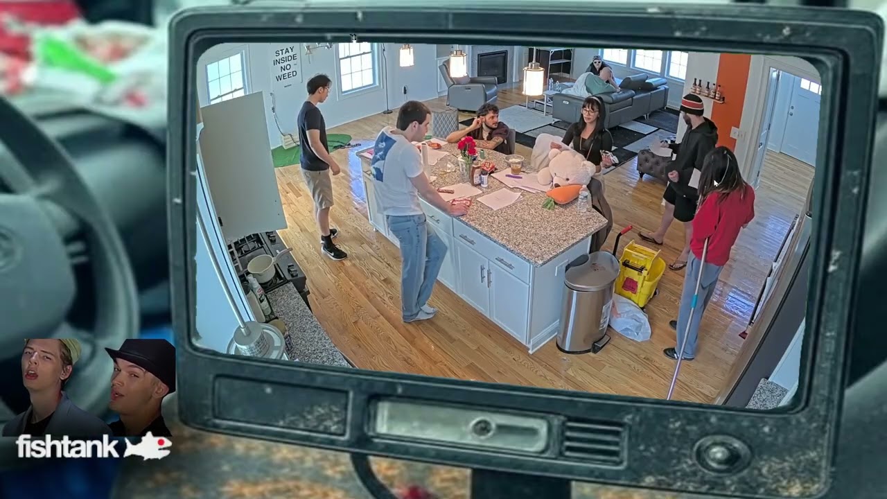 Angelina get's dono from Hilarious user name - fishtank LIVE (Season 4)