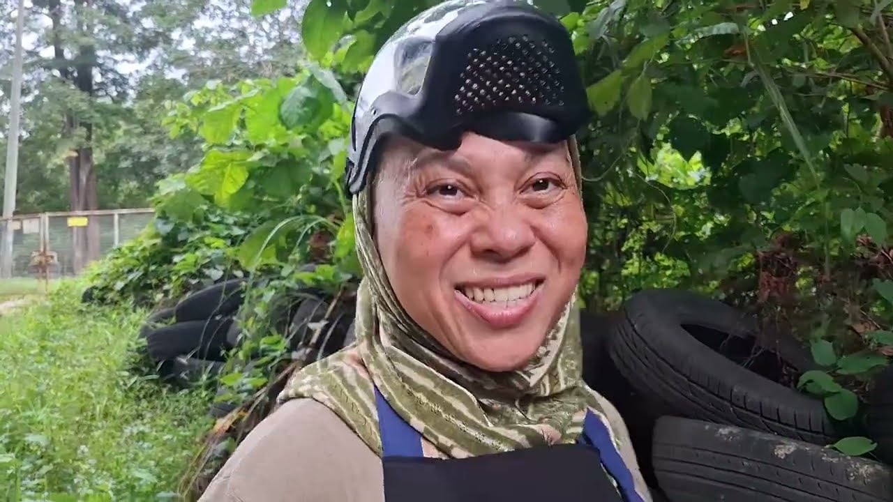 Potong rumput kawasan rumah saya....