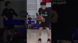 【オフコートでもナイスアシスト🤝✨】#齋藤拓実 選手の後ろで見つけた #アーロンヘンリー 選手の優しさ #ドルフィンズ #Bリーグ
