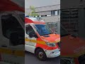 1-RTW-1 der HFuRW Leverkusen auf Einsatzfahrt (Handgruß)