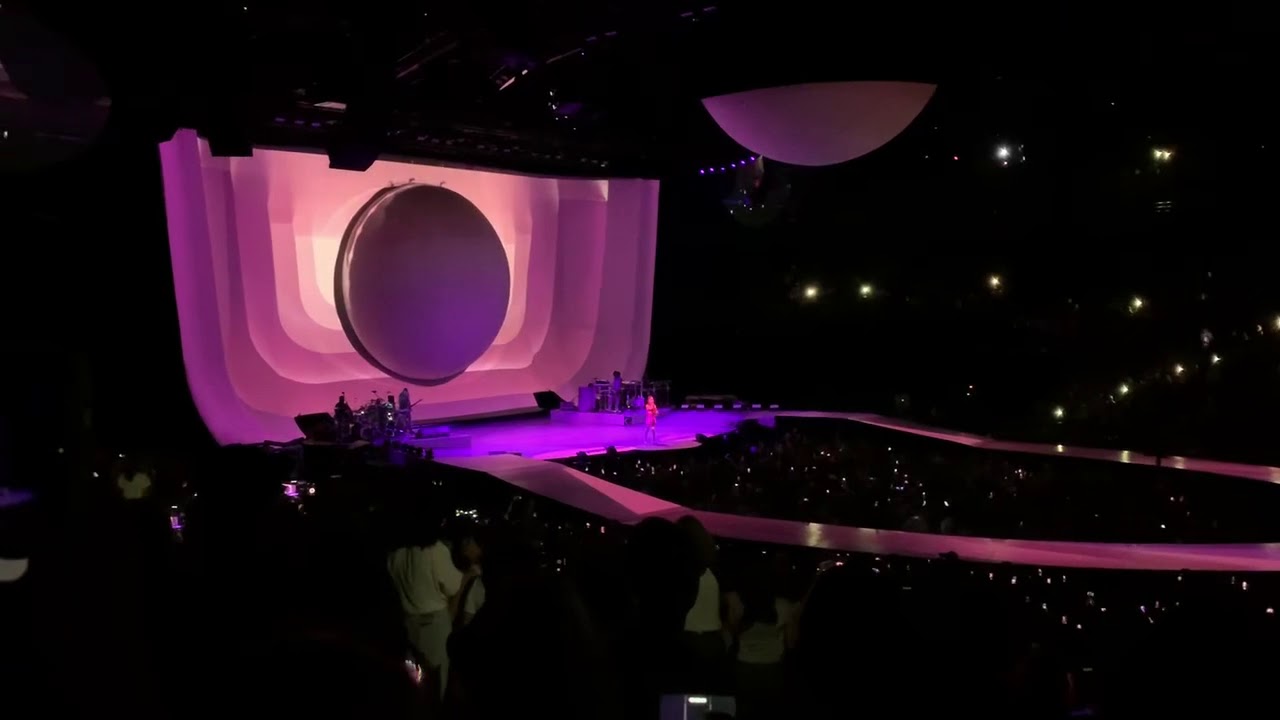 Ariana Grande - Love me harder, breathin’ (Live at sweetener world tour Antwerp)