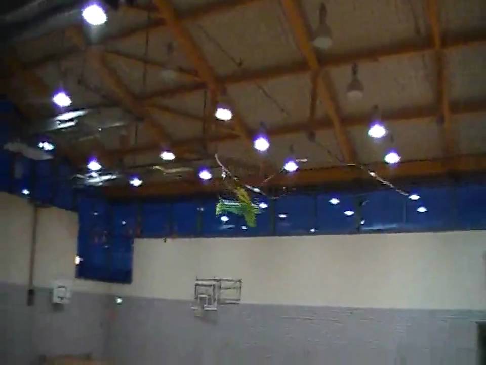 3D Indoorflug mit Lametta am Flügel