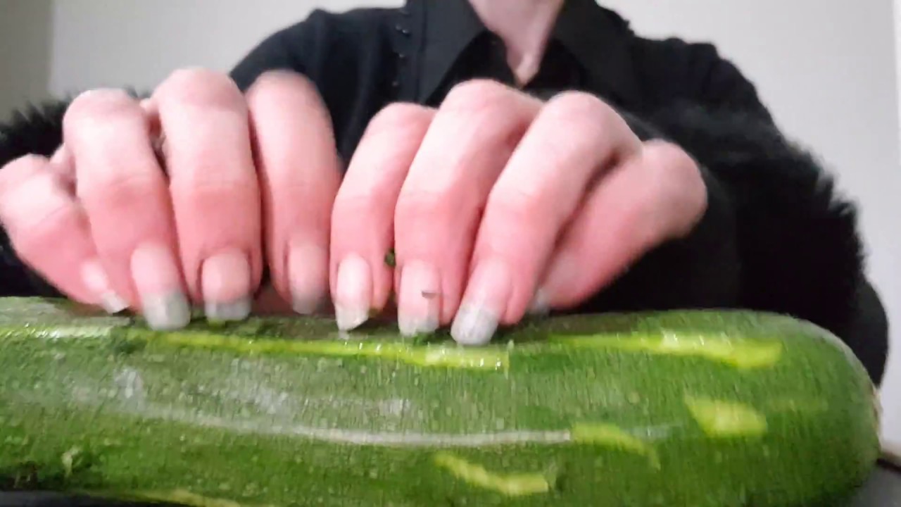 ASMR SCRATCHING OF MY LONG NATURAL NAILS ON CUCUMBERS (DEEP MARKS AND TRIGGERS SOUNDS)