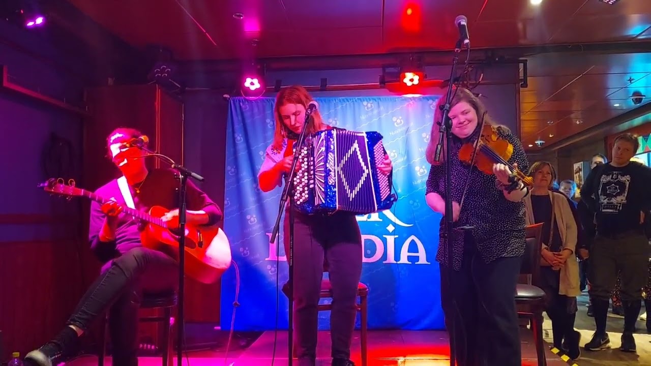 Susanna Leppänen ja Vallitseva tilanne - Karstulan pelimannien jenkka (Live)