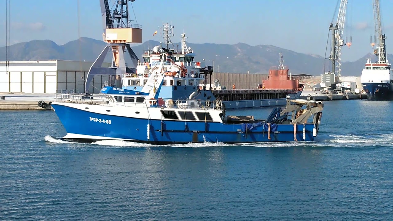 El Paraíso entrando al puerto luego de un día de pesca a la gamba roja