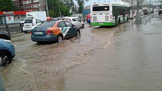 Наводнение в Москве и дождь. Аномальный ливень обрушится на столицу, затопило дороги потоп и погода