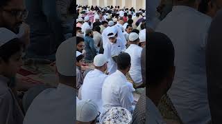 طفل قطري يوزع الحلوة علي المصليين في صلاة العيد في قطر ??