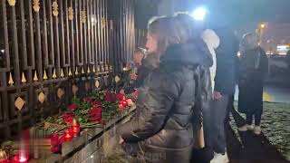 Белорусы несут цветы к зданию посольства России в Минске и зажигают лампады в знак скорби