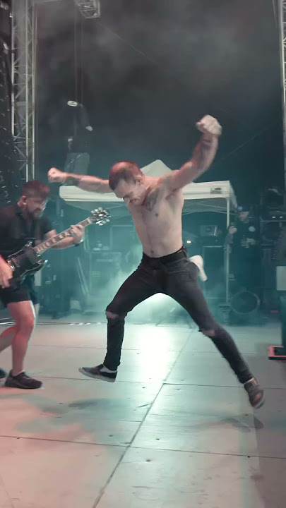 We’re not sure who this guy is or how he got on stage, but we’re glad he did. 😂 #underoath