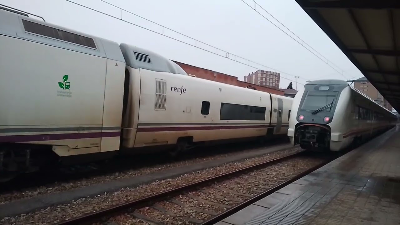 Alvia S 130 (Rama 35) destino Barcelona Sants saliendo de la estación de Ponferrada 
