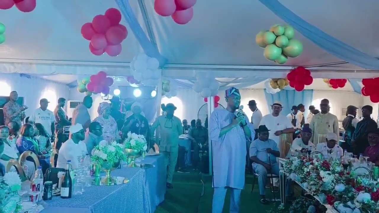 Члены Законодательного собрания штата Риверс подарили Уайку совершенно новый автомобиль.