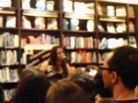 Myllena canta "Meu Plano" na Livraria Saraiva - Ju...