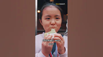 Почему этот мужчина отбивает рис?