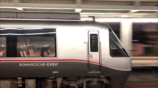 小田急30000形30051編成（トップナンバー）ROMANCECAR-EXEαが通過するシーン