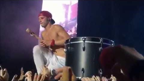 Josh Dun almost hits rude fan with his drumstick