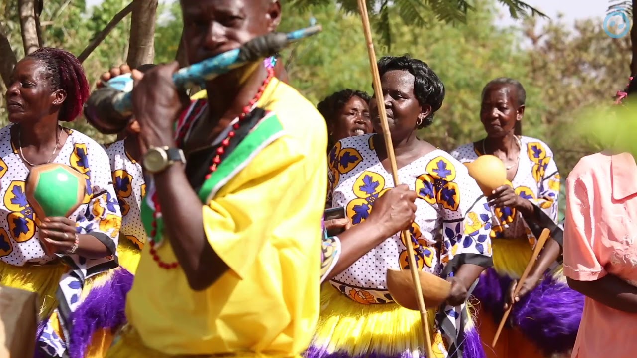 Ekhunjwe Musical Group -  'Adeya Omukosi'