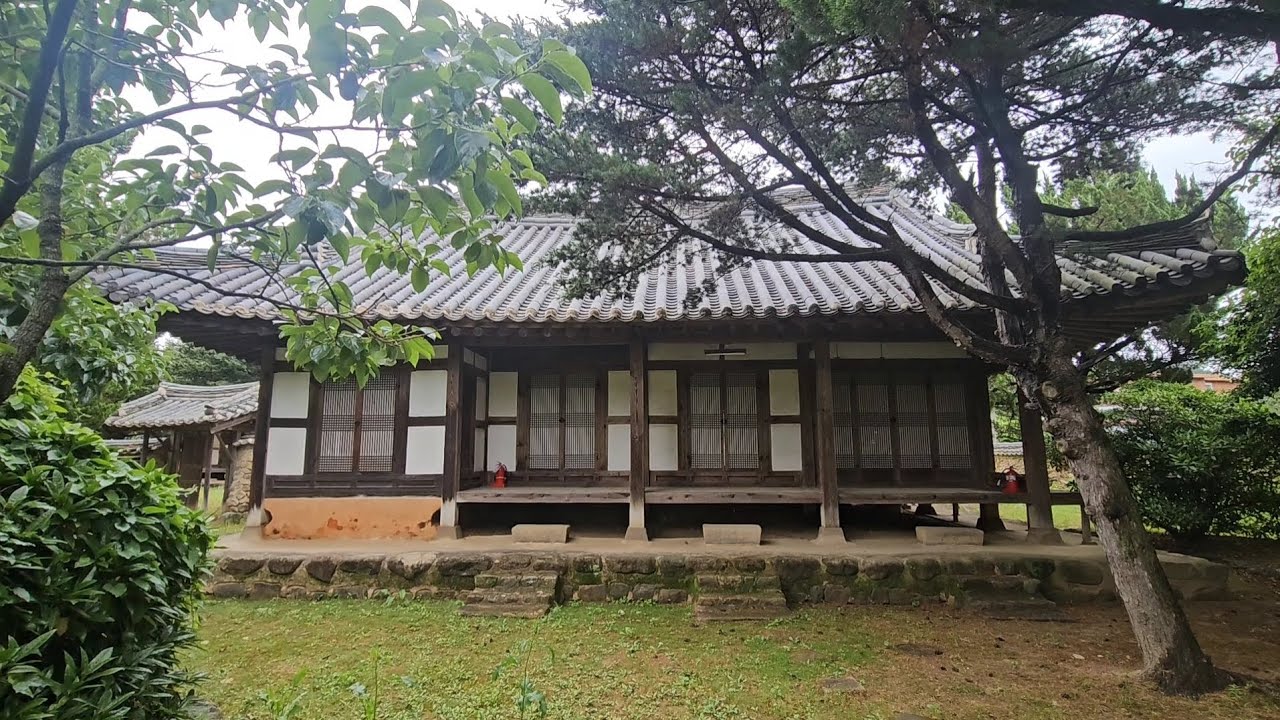 다양한 나무와 돌담장에 둘러쌓여 한옥 특유의 멋과 운치를 더하고 있는 아무도 살고 있지 않는 담양 고재선 가옥.