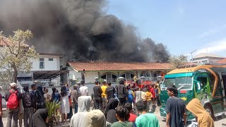 KEBAKARAN RUMAH SAKIT UMUM KOTA GARUT/ terlihat perawat dan kelurga sedang menyelamatkan bayi