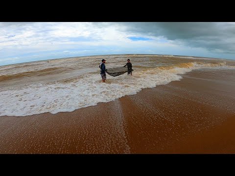 VEJAM O QUE PEGAMOS NO PENEIRÃO PESCANDO NA PRAIA!