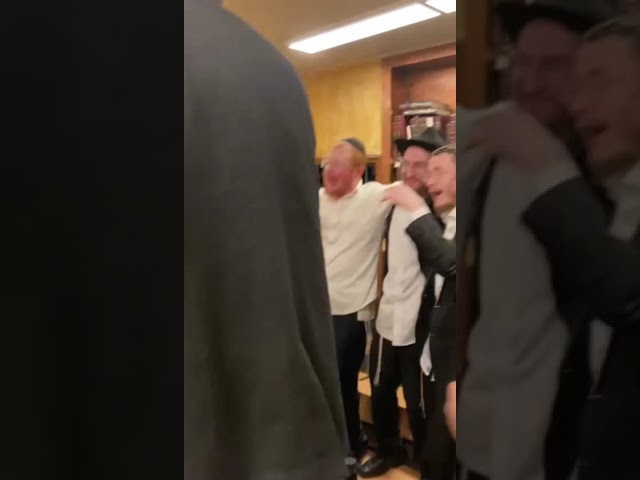 R' Follie Dubov & R' Shlomo Zarchi dance Purim 5783 | ריקוד ר' פאלי דובאוו ור' שלמה זרחי פורים תשפ"ג